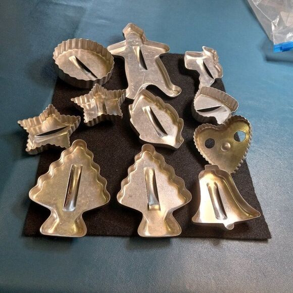 Vintage Metal Cookie Cutters 11 Cottagecore Grandmacore Baking - Picture 1 of 3